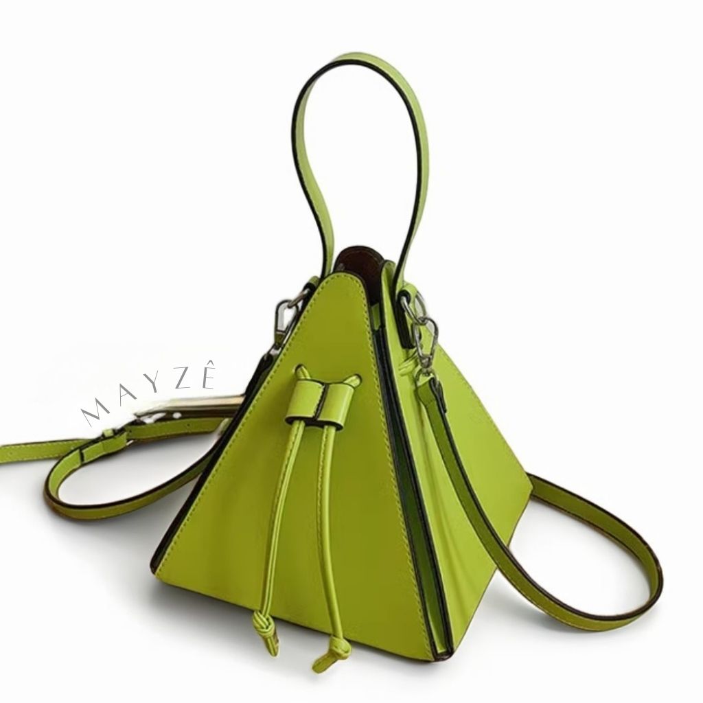 Bolsa Tiracolo Geométrica Melinda, Loja Mayzê, Bolsa Melinda, bolsa geométrica, bolsa triângulo, bolsa triangular, bolsa de couro, bolsa em promoção, bolsa de festa, bolsa chique, bolsa de grife, bolsa em alta, mayzê, mayze, lojamayze.com, lojamayze.com.br