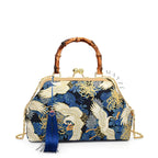 Bolsa Clássica Fecho da Vovó Yihwa, Loja Mayzê Oficial, Loja Mayzê, Mayzê, mayze, Loja de bolsas, bolsas, bolsa, bolsa Yihwa, Yihwa, bolsa de couro, bolsa pro dia a dia, bolsa de ombro, tiracolo, bolsa em alta, bolsa na moda, bolsa tiktok, bolsa instagram, bolsa em conta, bolsa em promoção, frete grátis, bolsa em promoção, bolsa com divisorias, bolsa grande, bolsa pratica, bolsa Marrom, bolsa Colorida,  bolsa diferente, bolsa elegante, bolsa chique, bolsa chic, bolsa bonita, lojamayze.com.br, lojamayze.com