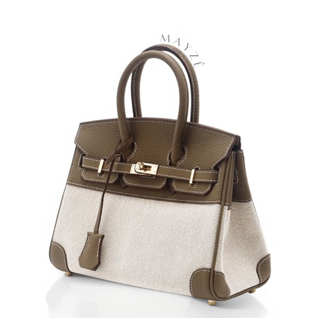 Loja Mayzê, Loja Mayzê oficial, mayzê, mayze, Bolsa Toile e Couro Legítimo Edith, bolsa de couro genuíno, bolsa de couro, couro legítimo, bolsa de luxo, bolsa de grife, bolsa em alta, bolsa cara, bolsa birkin, bolsa elegante, bolsa do cadeado na frente, bolsa que fecha com um cadeado, bolsa em promoção, bolsa da mayzê, bolsa do instagram, bolsa do tiktok, lojamayze.com, lojamayze.com.br