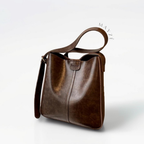 Bolsa de Couro Tiracolo Kiara, Loja Mayzê Oficial, Loja Mayzê, loja mayze, mayzê, mayze, loja de bolsas, bolsas,  bolsa de couro, bolsa marrom claro, bolsa marrom escuro, bolsa café, bolsa preta, bolsa de couro, bolsa pro tia a dia, bolsa tote, bolsa crossbody, bolsa em conta, bolsa barata, bolsa na moda, bolsa da moda, bolda da mayzê,  bolsa em alta, bolsa elegante
