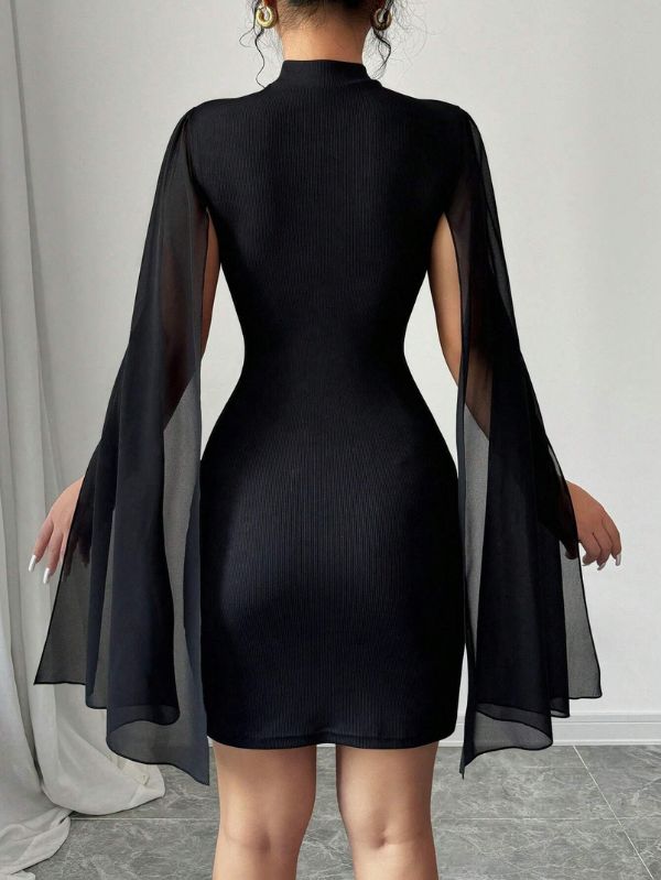 Vestido curto manga capa Nuit Mayzê. Modelagem bodycon, gola alta e capa fluida para um look preto elegante em festas e jantares.