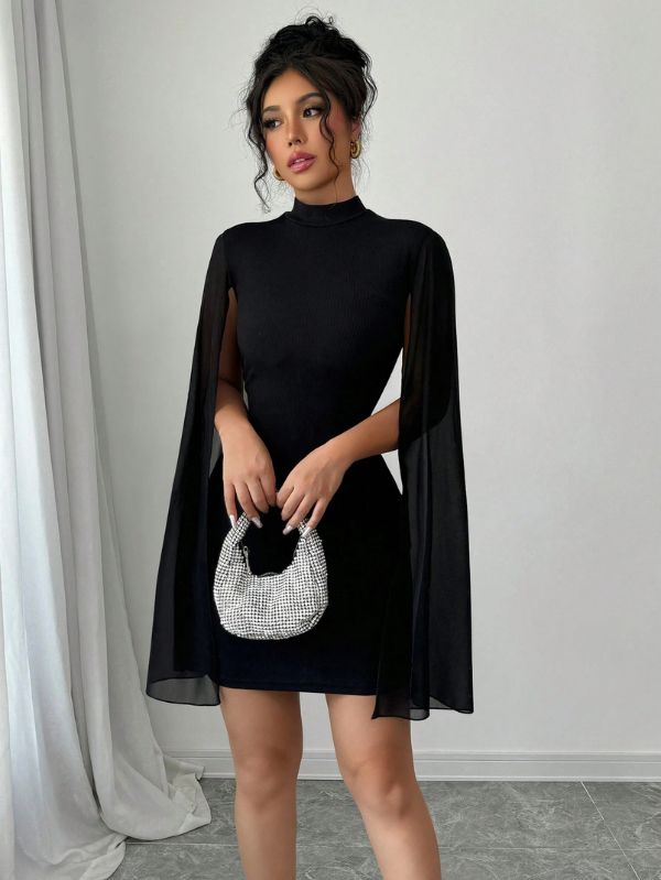 Vestido curto manga capa Nuit Mayzê. Modelagem bodycon, gola alta e capa fluida para um look preto elegante em festas e jantares.