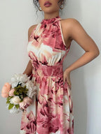 Vestido longo conceitual Abstrait Mayzê. Estampa abstrata, cintura alta marcada e caimento boho elegante para festas, jantares e noites de verão.