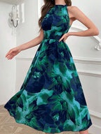 Vestido longo conceitual Abstrait Mayzê. Estampa abstrata, cintura alta marcada e caimento boho elegante para festas, jantares e noites de verão.