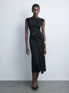 Vestido Lux midi minimalista Mayzê. Modelagem justa, fenda frontal e gola assimétrica para looks elegantes em eventos formais e noturnos.