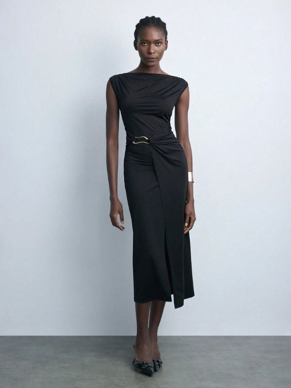 Vestido Lux midi minimalista Mayzê. Modelagem justa, fenda frontal e gola assimétrica para looks elegantes em eventos formais e noturnos.