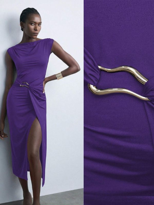Vestido Lux midi minimalista Mayzê. Modelagem justa, fenda frontal e gola assimétrica para looks elegantes em eventos formais e noturnos.