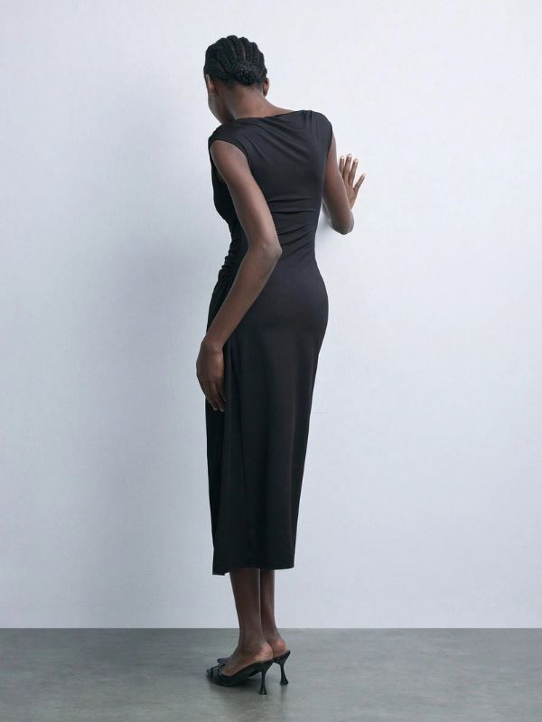 Vestido Lux midi minimalista Mayzê. Modelagem justa, fenda frontal e gola assimétrica para looks elegantes em eventos formais e noturnos.