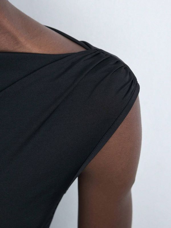 Vestido Lux midi minimalista Mayzê. Modelagem justa, fenda frontal e gola assimétrica para looks elegantes em eventos formais e noturnos.