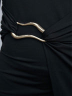 Vestido Lux midi minimalista Mayzê. Modelagem justa, fenda frontal e gola assimétrica para looks elegantes em eventos formais e noturnos.