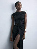 Vestido Lux midi minimalista Mayzê. Modelagem justa, fenda frontal e gola assimétrica para looks elegantes em eventos formais e noturnos.