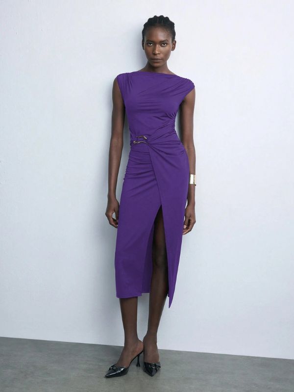 Vestido Lux midi minimalista Mayzê. Modelagem justa, fenda frontal e gola assimétrica para looks elegantes em eventos formais e noturnos.