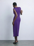 Vestido Lux midi minimalista Mayzê. Modelagem justa, fenda frontal e gola assimétrica para looks elegantes em eventos formais e noturnos.