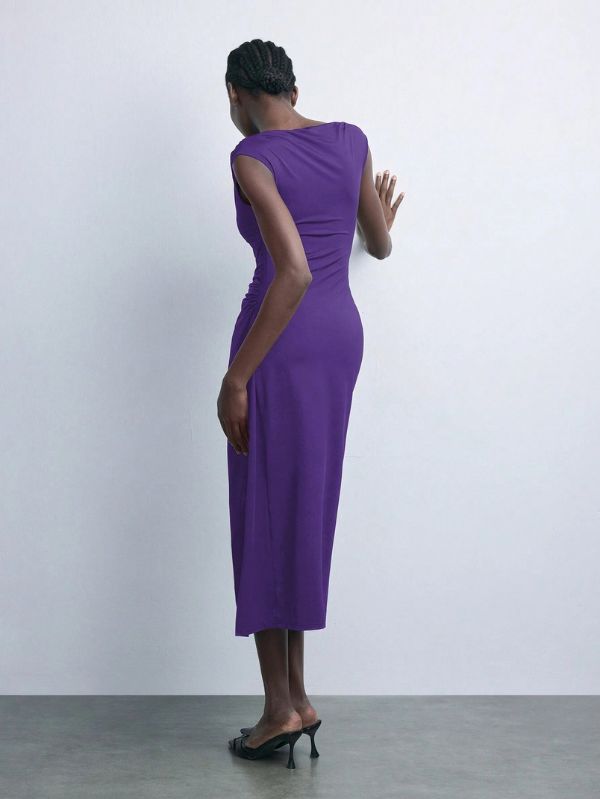 Vestido Lux midi minimalista Mayzê. Modelagem justa, fenda frontal e gola assimétrica para looks elegantes em eventos formais e noturnos.