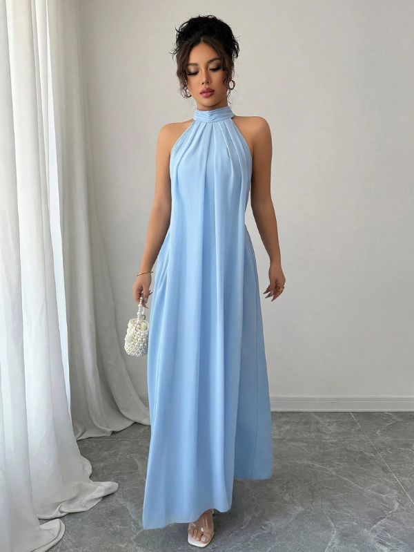 Vestido maxi azul celeste Mayzê. Modelagem soltinha, decote frente única drapeado e caimento elegante para casamentos e festas especiais.