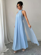 Vestido maxi azul celeste Mayzê. Modelagem soltinha, decote frente única drapeado e caimento elegante para casamentos e festas especiais.