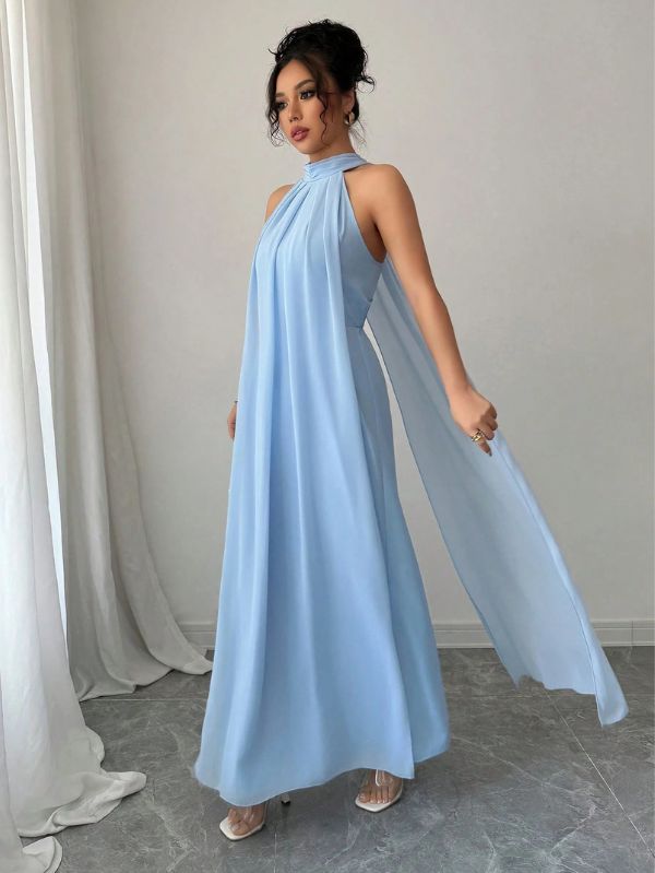 Vestido maxi azul celeste Mayzê. Modelagem soltinha, decote frente única drapeado e caimento elegante para casamentos e festas especiais.