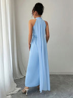 Vestido maxi azul celeste Mayzê. Modelagem soltinha, decote frente única drapeado e caimento elegante para casamentos e festas especiais.