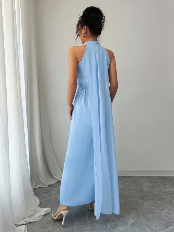 Vestido maxi azul celeste Mayzê. Modelagem soltinha, decote frente única drapeado e caimento elegante para casamentos e festas especiais.