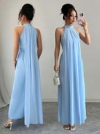 Vestido maxi azul celeste Mayzê. Modelagem soltinha, decote frente única drapeado e caimento elegante para casamentos e festas especiais.