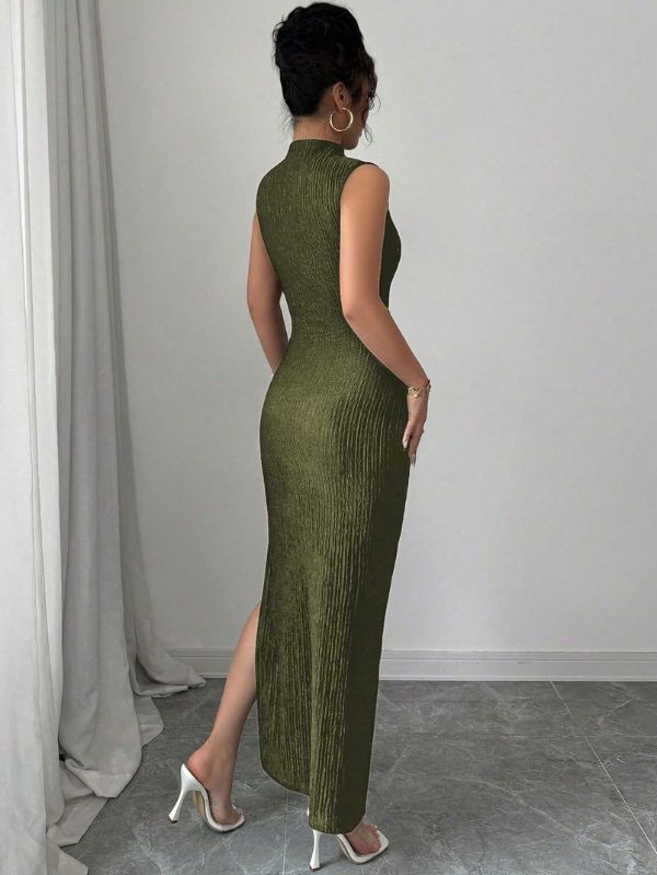 Vestido moderno texturizado Détail Mayzê. Modelagem bodycon, recorte na cintura e fenda lateral para looks elegantes em eventos noturnos.