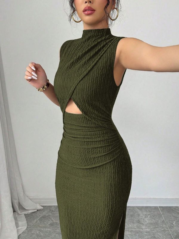 Vestido moderno texturizado Détail Mayzê. Modelagem bodycon, recorte na cintura e fenda lateral para looks elegantes em eventos noturnos.