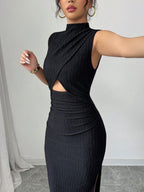 Vestido moderno texturizado Détail Mayzê. Modelagem bodycon, recorte na cintura e fenda lateral para looks elegantes em eventos noturnos.