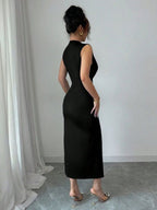 Vestido nobre longo sem mangas Mayzê. Decote V profundo, drapeado que modela o corpo e fenda elegante para festas e casamentos.