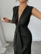 Vestido nobre longo sem mangas Mayzê. Decote V profundo, drapeado que modela o corpo e fenda elegante para festas e casamentos.