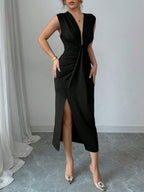 Vestido nobre longo sem mangas Mayzê. Decote V profundo, drapeado que modela o corpo e fenda elegante para festas e casamentos.