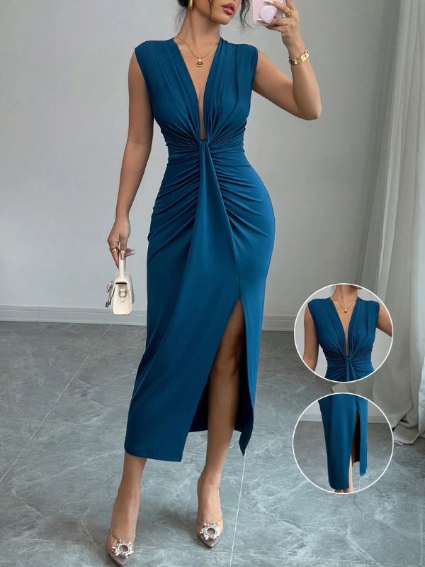 Vestido nobre longo sem mangas Mayzê. Decote V profundo, drapeado que modela o corpo e fenda elegante para festas e casamentos.