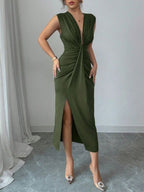 Vestido nobre longo sem mangas Mayzê. Decote V profundo, drapeado que modela o corpo e fenda elegante para festas e casamentos.