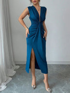 Vestido nobre longo sem mangas Mayzê. Decote V profundo, drapeado que modela o corpo e fenda elegante para festas e casamentos.
