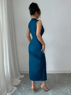 Vestido nobre longo sem mangas Mayzê. Decote V profundo, drapeado que modela o corpo e fenda elegante para festas e casamentos.