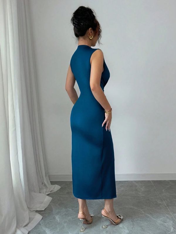Vestido nobre longo sem mangas Mayzê. Decote V profundo, drapeado que modela o corpo e fenda elegante para festas e casamentos.