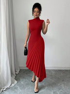Vestido plissado assimétrico Plis Mayzê. Modelagem slim, saia longa plissada e caimento elegante para noites especiais e eventos formais.