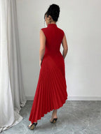 Vestido plissado assimétrico Plis Mayzê. Modelagem slim, saia longa plissada e caimento elegante para noites especiais e eventos formais.