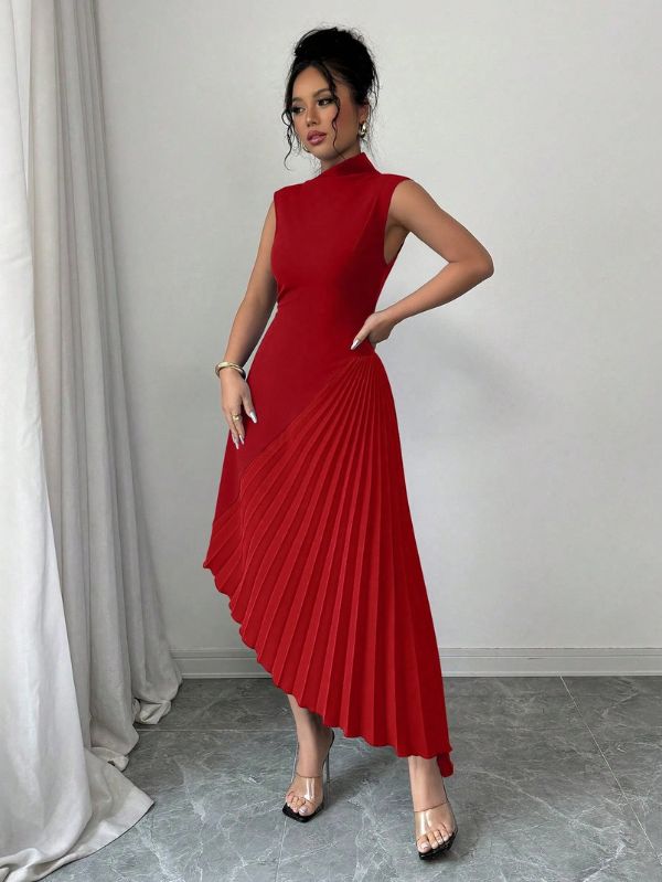 Vestido plissado assimétrico Plis Mayzê. Modelagem slim, saia longa plissada e caimento elegante para noites especiais e eventos formais.