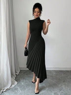 Vestido plissado assimétrico Plis Mayzê. Modelagem slim, saia longa plissada e caimento elegante para noites especiais e eventos formais.