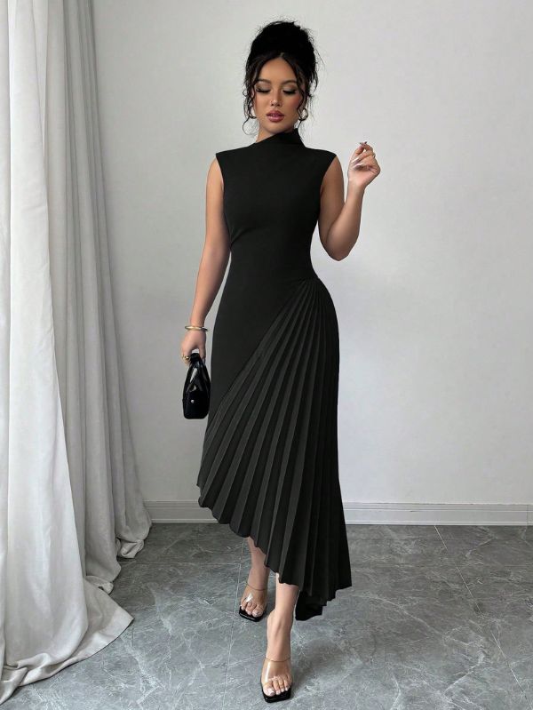 Vestido plissado assimétrico Plis Mayzê. Modelagem slim, saia longa plissada e caimento elegante para noites especiais e eventos formais.