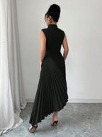 Vestido plissado assimétrico Plis Mayzê. Modelagem slim, saia longa plissada e caimento elegante para noites especiais e eventos formais.