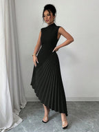 Vestido plissado assimétrico Plis Mayzê. Modelagem slim, saia longa plissada e caimento elegante para noites especiais e eventos formais.