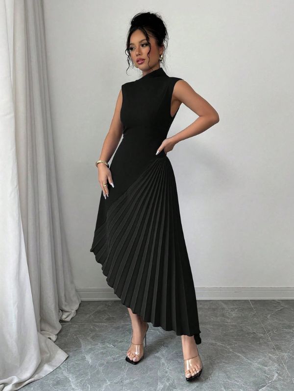Vestido plissado assimétrico Plis Mayzê. Modelagem slim, saia longa plissada e caimento elegante para noites especiais e eventos formais.