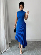 Vestido plissado assimétrico Plis Mayzê. Modelagem slim, saia longa plissada e caimento elegante para noites especiais e eventos formais.