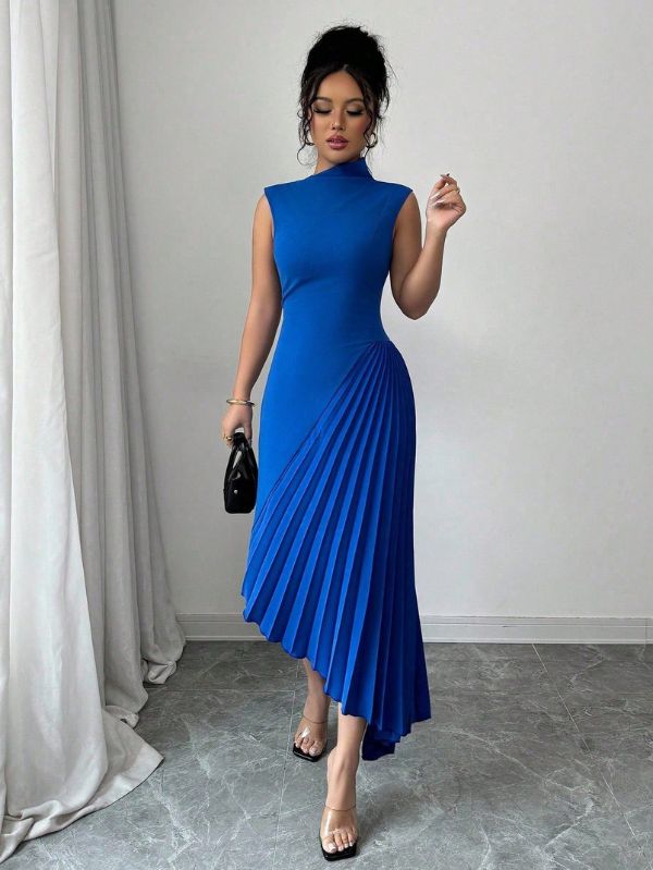Vestido plissado assimétrico Plis Mayzê. Modelagem slim, saia longa plissada e caimento elegante para noites especiais e eventos formais.