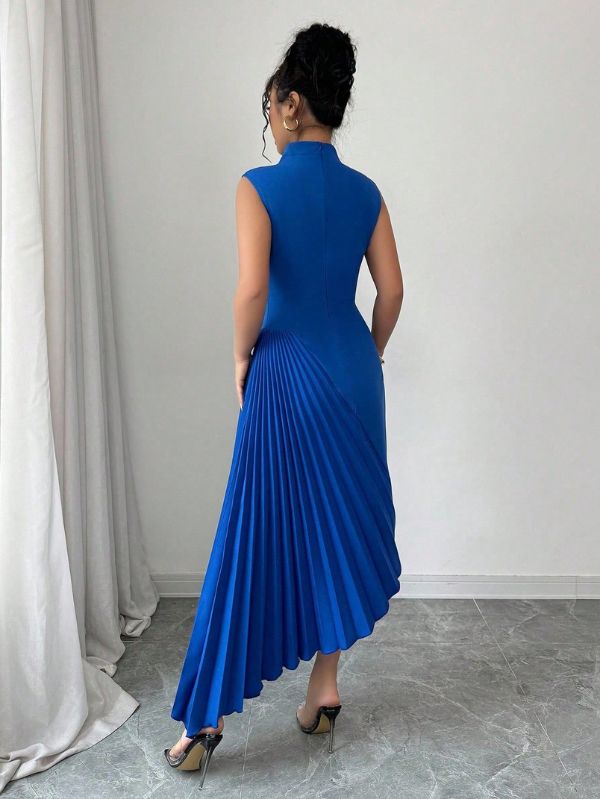 Vestido plissado assimétrico Plis Mayzê. Modelagem slim, saia longa plissada e caimento elegante para noites especiais e eventos formais.