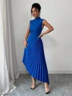 Vestido plissado assimétrico Plis Mayzê. Modelagem slim, saia longa plissada e caimento elegante para noites especiais e eventos formais.