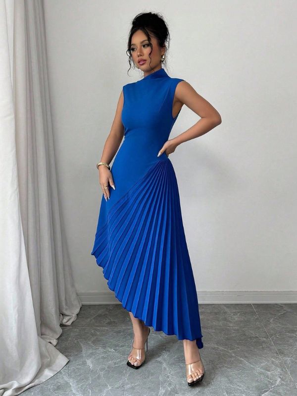 Vestido plissado assimétrico Plis Mayzê. Modelagem slim, saia longa plissada e caimento elegante para noites especiais e eventos formais.